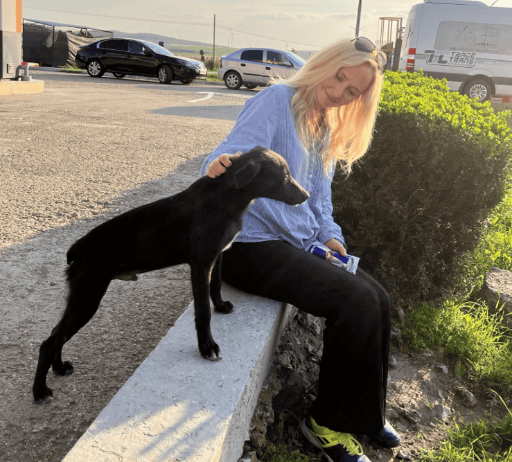 Maria-Katarina Johannesson next to a black dog